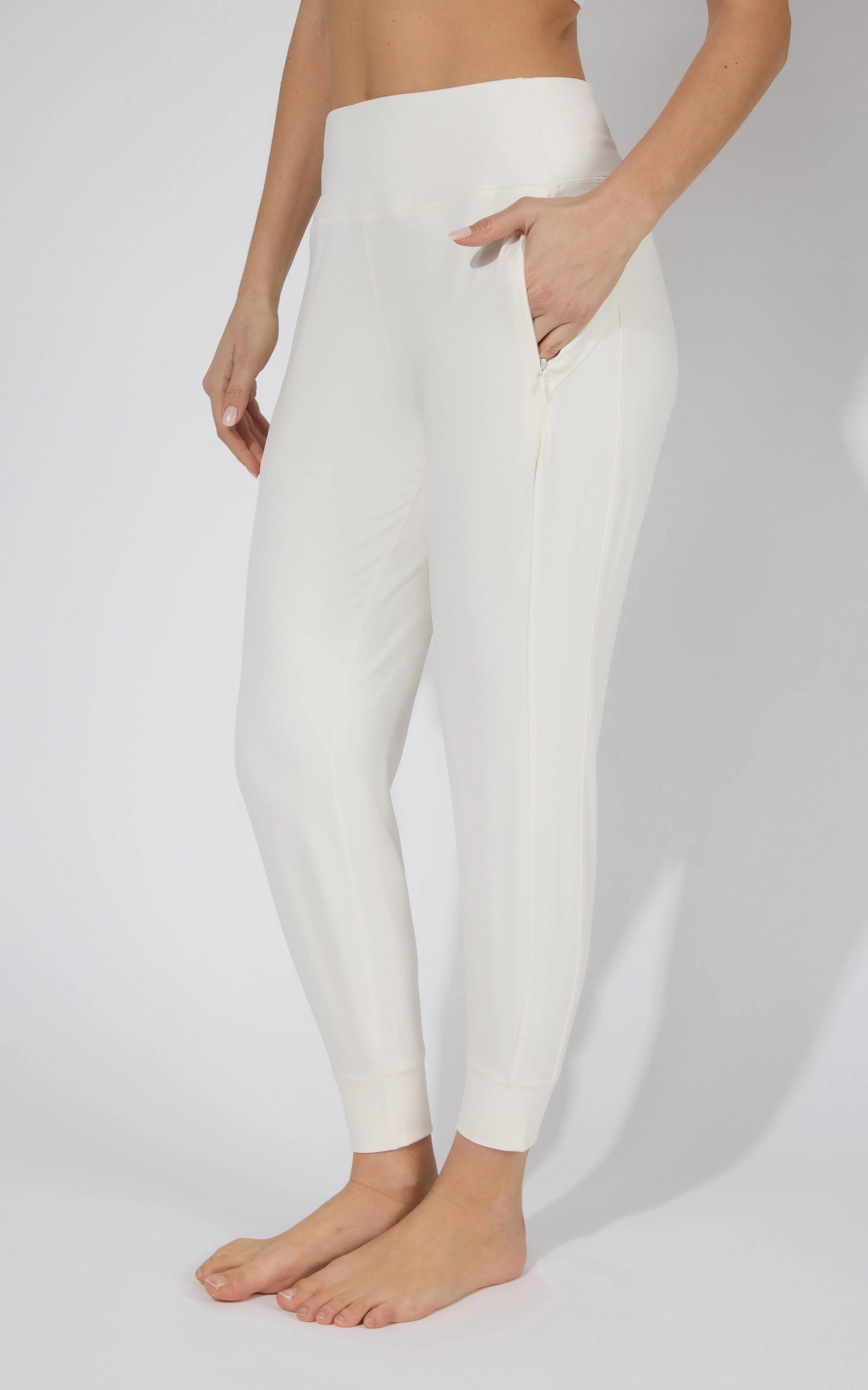 Interlock Zipper Pockets Greenwich Jogger - Image 16